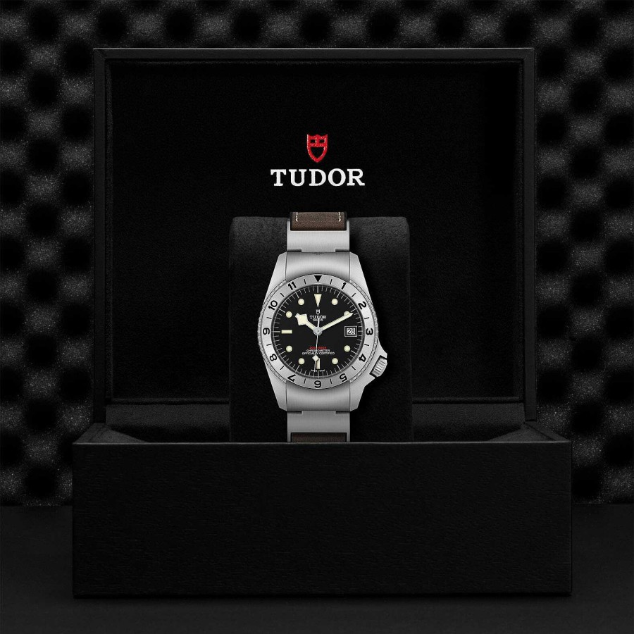 Montre Tudor Black Bay P01 Bo Tier En Acier 42 Mm, Bracelet En Cuir Brun | TUDOR New