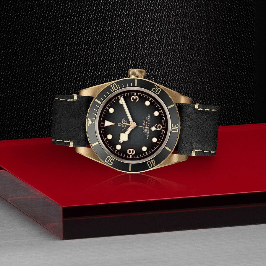 Montre Tudor Black Bay Bronze Bo Tier En Bronze 43 Mm, Bracelet En Cuir Noir | TUDOR Clearance