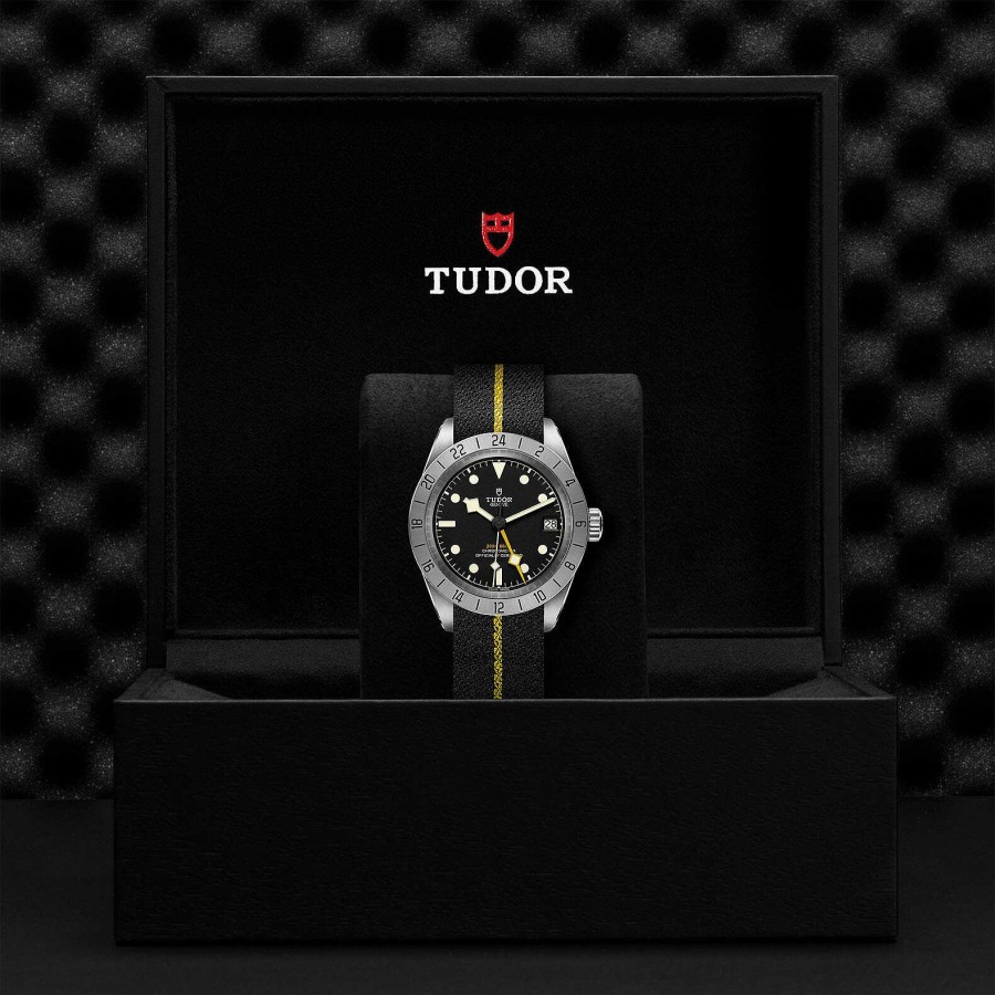 Montre Tudor Black Bay Pro Bo Tier En Acier 39 Mm, Bracelet En Tissu Noir Avec Bande Jaune | TUDOR Online